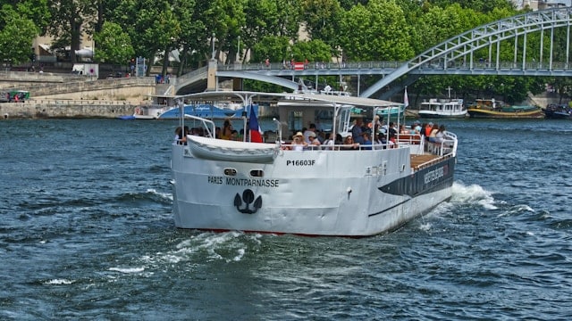 Seine River cruise with Paris landmarks