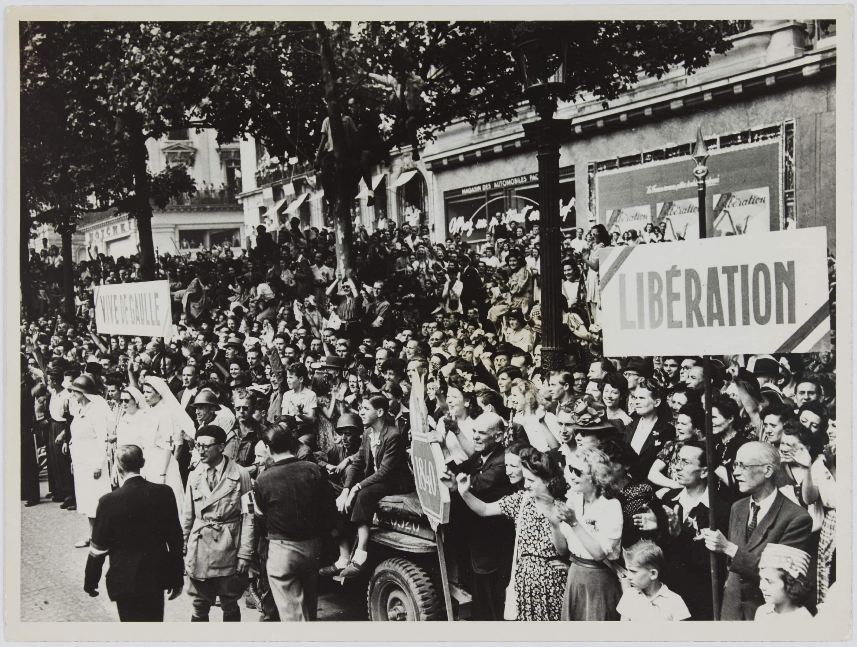 Le défilé de la libération de Paris sur l'avenue des Champs-Elysées