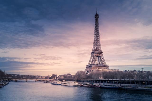 A classical view of Paris with the Eiffel tower to help you choose the best tour guide in Paris.