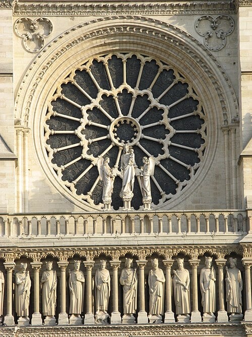 West rose window of Notre-Dame de Paris with the three sculptures representing the Annonciation.