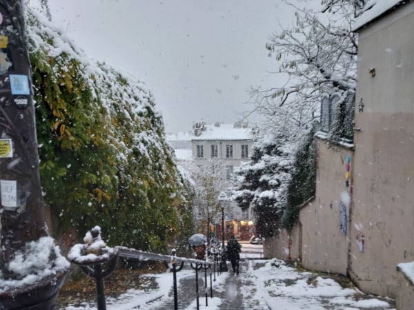 Montmartre in the snow_charming lane_broaden horizons paris private tours Montmartre in the snow, charming lane.